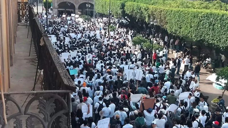 Una marea blanca rodeo el jardín principal de Celaya